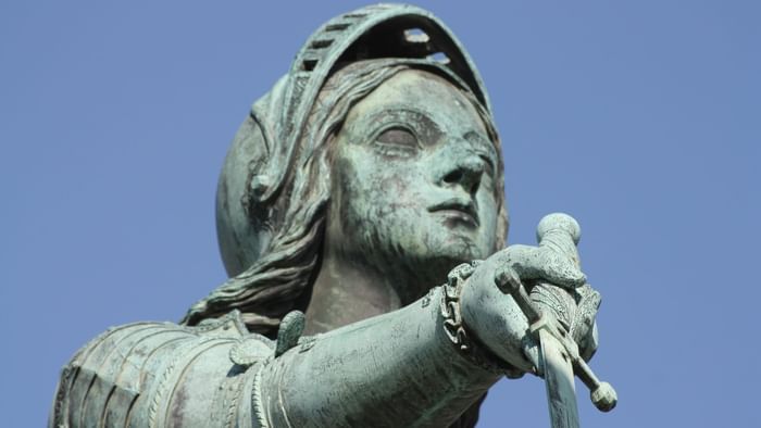 Face view of the statue in Joan Of Arc near The Original Hotels