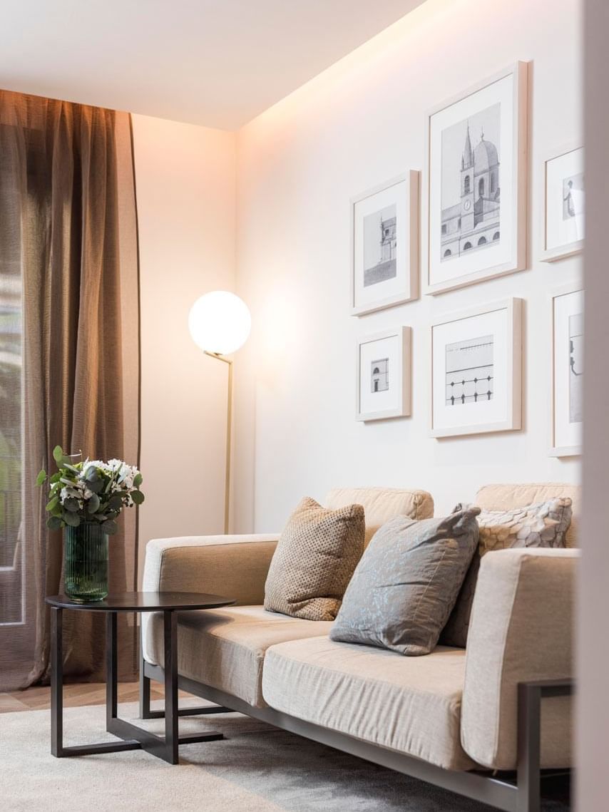 Living area with comfy loungers & wall art in Deluxe Suite at Margutta 19