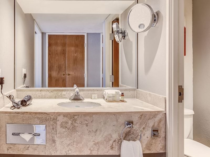 Bathroom vanity in Master Suite Premium, Fiesta Americana