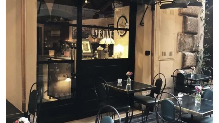 Outdoor dining area in La Buvette coffee shop near Rome Luxury Suites
