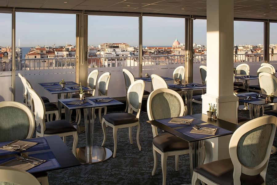Salle à manger intérieure offrant une vue sur la ville au Splendid Hotel & Spa Nice