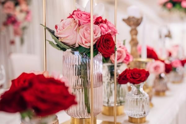 Red and pink floral decor for a romantic wedding theme