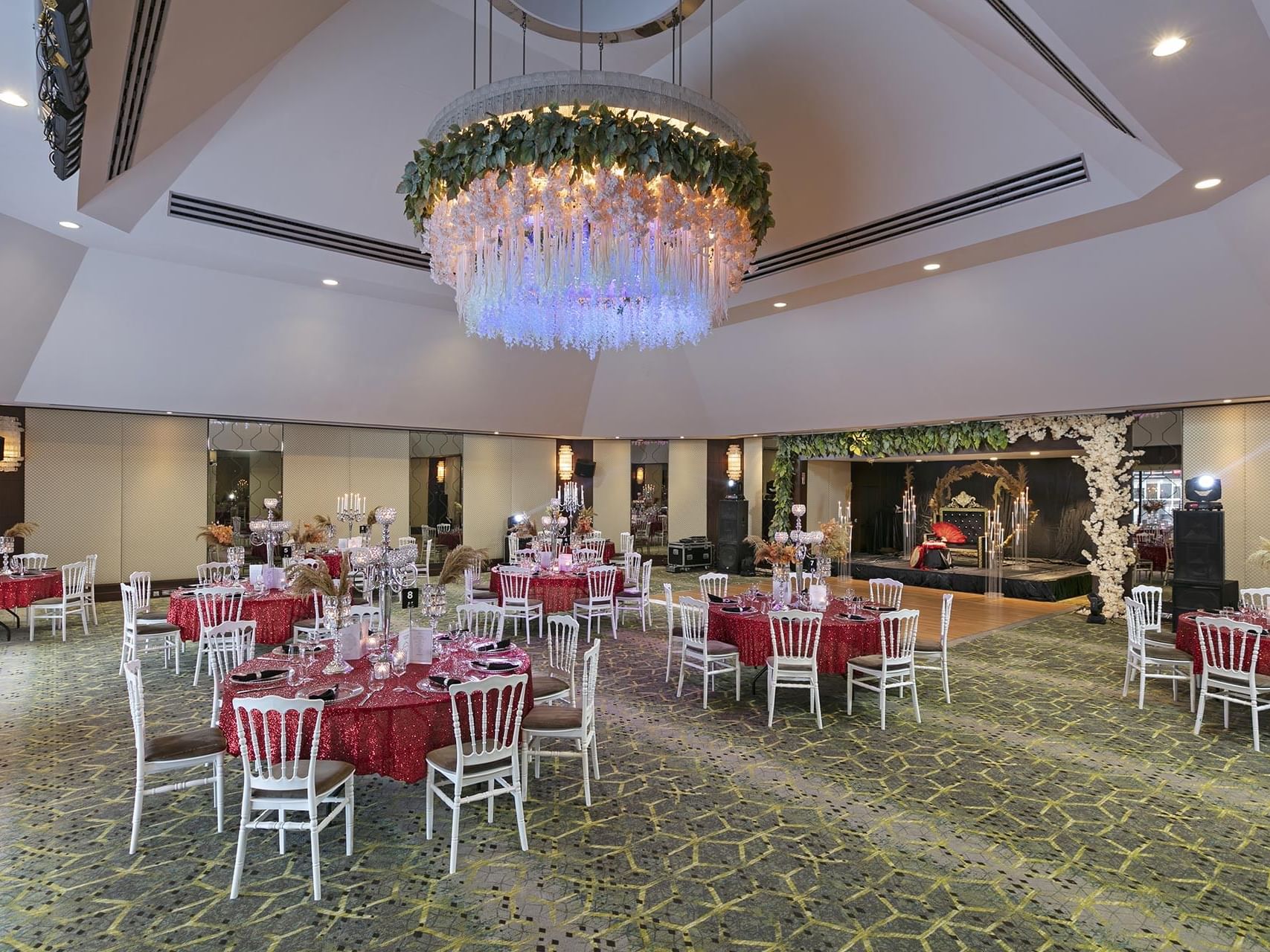 Titanic Port Bakırköy’deki Adriatic Balo Salonu’nda, göz alıcı kırmızı masa örtüleri, zarif sandalyeler ve çiçek detaylı büyüleyici avize ile lüks düğünler ve şık davetler için unutulmaz bir atmosfer sizi bekliyor.