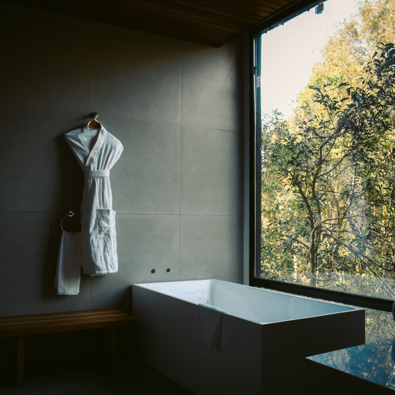 A bathrobe by the bathtub at La Cantera Lodge de Selva