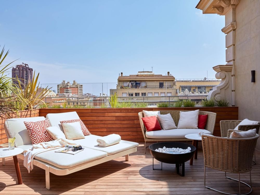 Terrace Suite | Vista angular de la terraza en Almanac Group