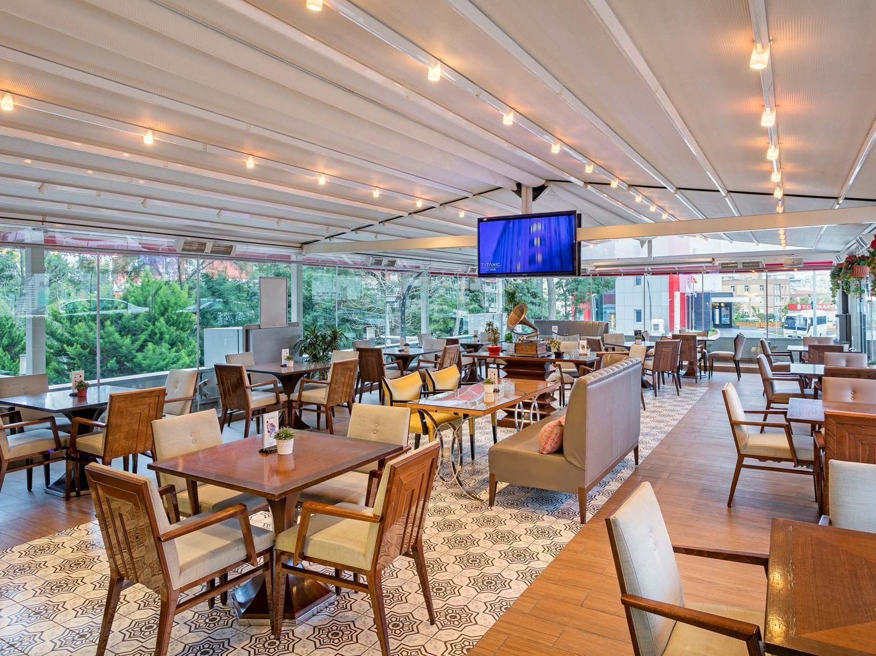 Titanic Port Bakırköy'deki Titanic Coffee'de şık bir yemek masası düzenlemesi