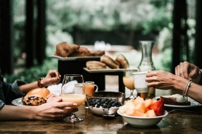 People eating breakfast in outdoor courtyard