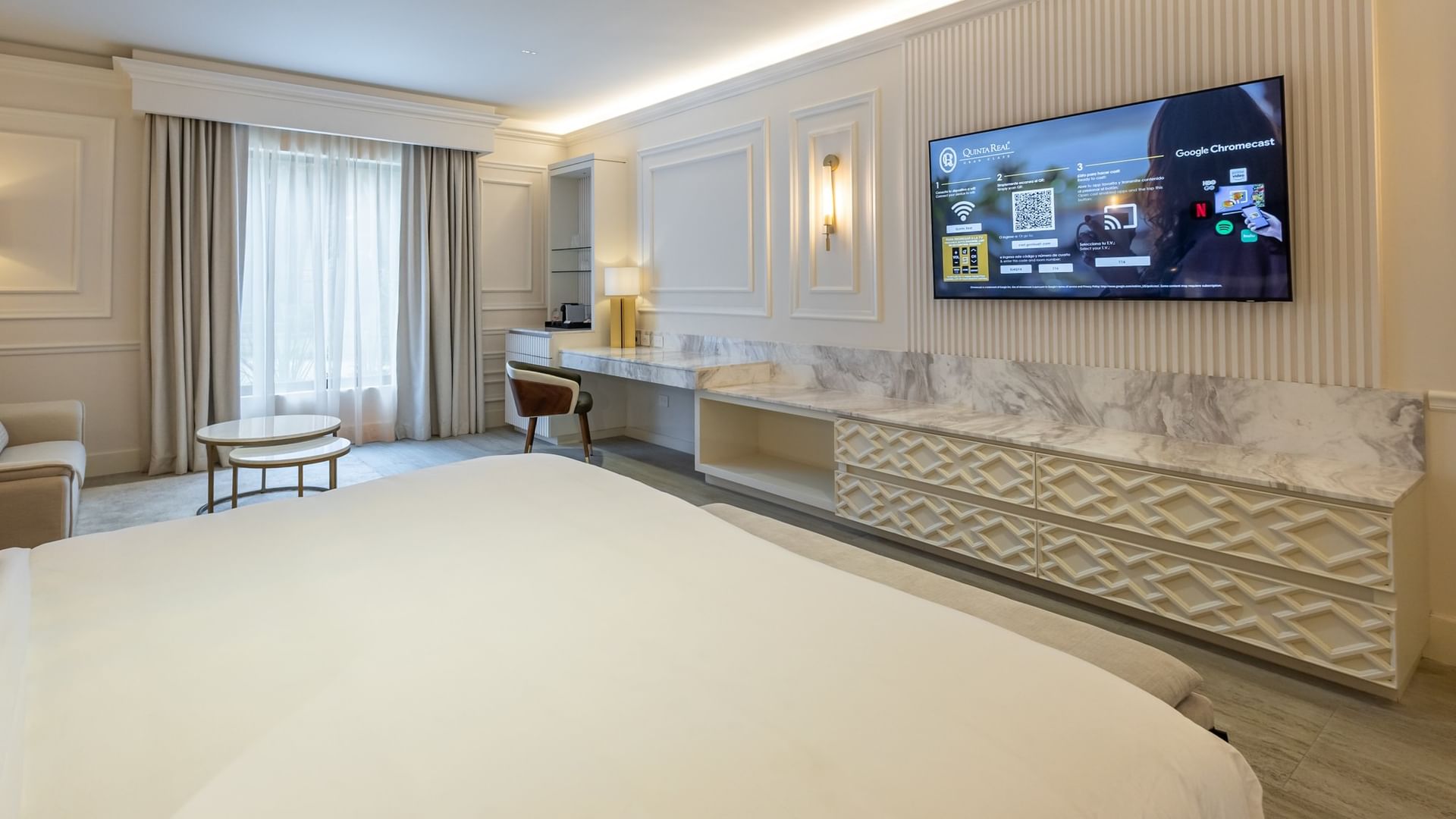 Suite Gran Clase Premium King with king bed, marble desk, wall-mounted TV, and elegant decor at Quinta Real Monterrey.