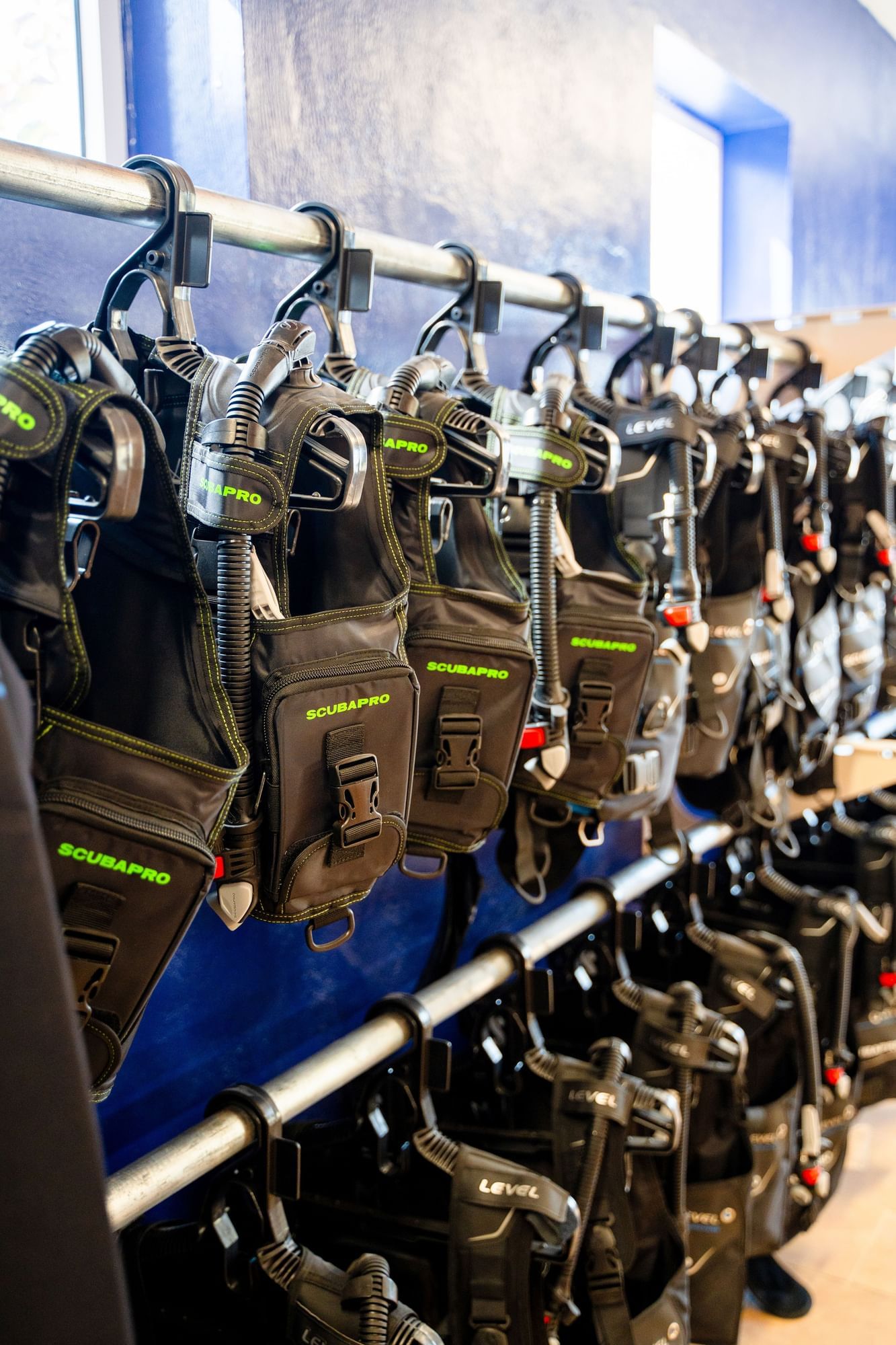 Rij duikvesten die aan rekken hangen, met SCUBAPRO bij Golden Rock Resort