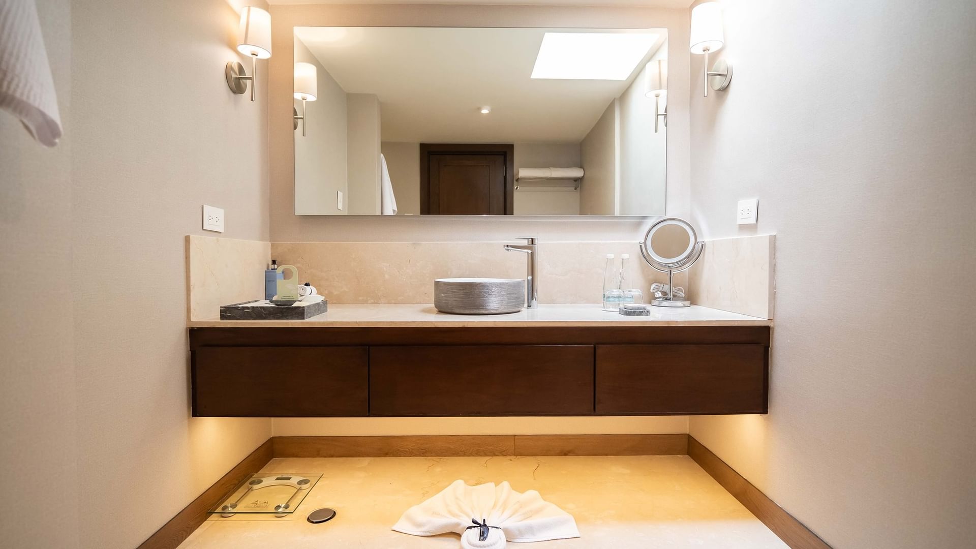 Elegant bathroom with large mirror and modern fixtures in 2 King Premium room at Quinta Real Puebla
