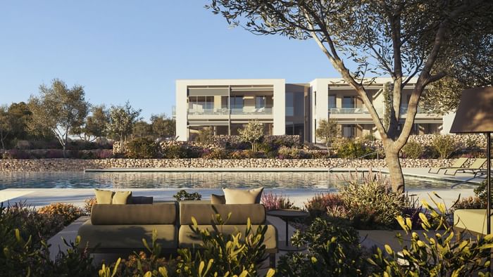 Außenbereich mit Pool und Garten der Hotelanlage Falkensteiner Group