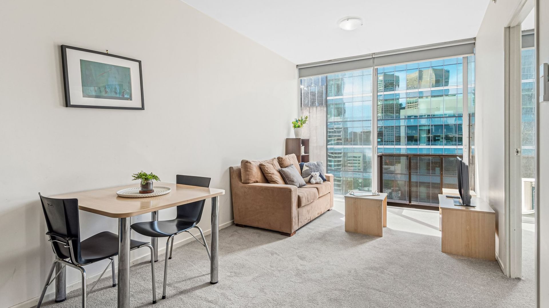 Lonsdale 2 Bed Large Dining and Living