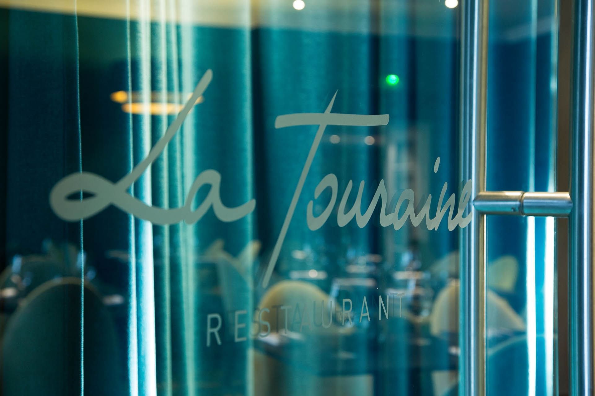 Panneau La Touraine sur porte vitrée à Oceania L'Univers Tours