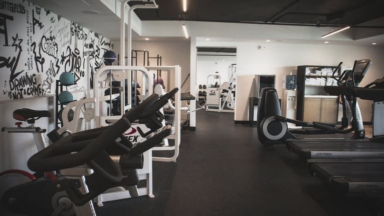 Gimnasio totalmente equipado con una variedad de máquinas en Las Casitas Village.