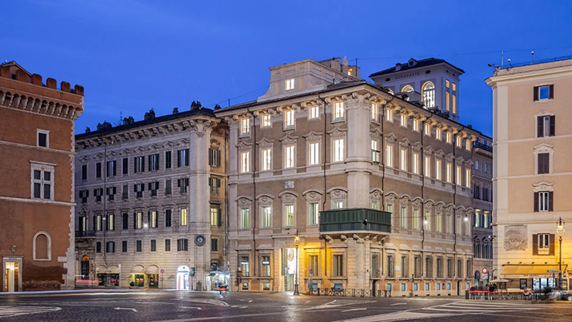 Distance view of the Palazzo Bonaparte at night near Rome Luxury Suites