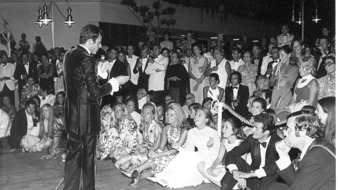 A person addressing a gathering at Marbella Club in 1970