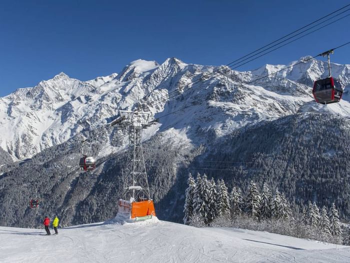 Skiing near Chalet Hôtel La Chemenaz in Les Contamines-Montjoie