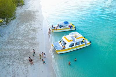 people in the Formula Boats near the Somerset On Grace Bay