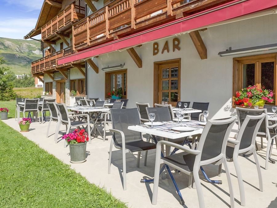 Outdoor dining area in a restaurant at Chalet-Hotel Beausoleil