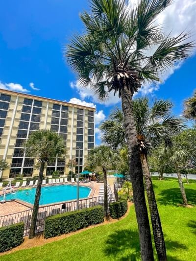 Rosen Inn closest to Universal and its pool with palm trees in the foreground.