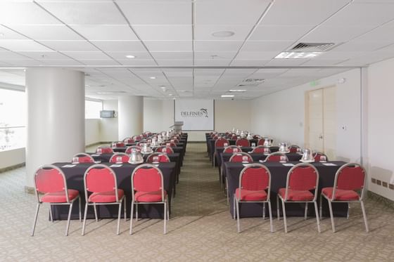 Sala de eventos Oppian organizada para una reunión en Delfines Hotel