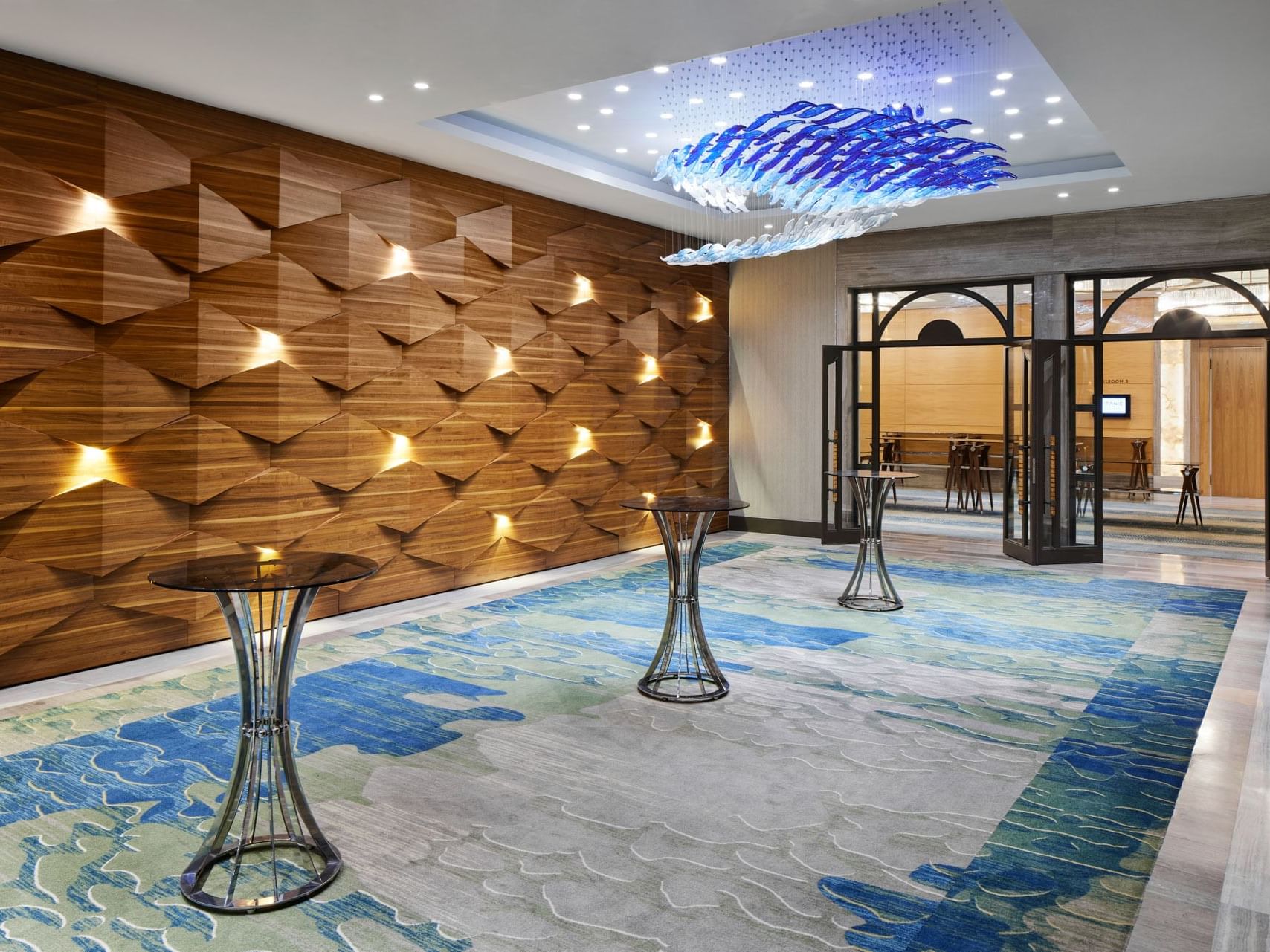 Moderne Lobby mit kunstvollen Deckenleuchten im Titanic Chaussee Berlin.