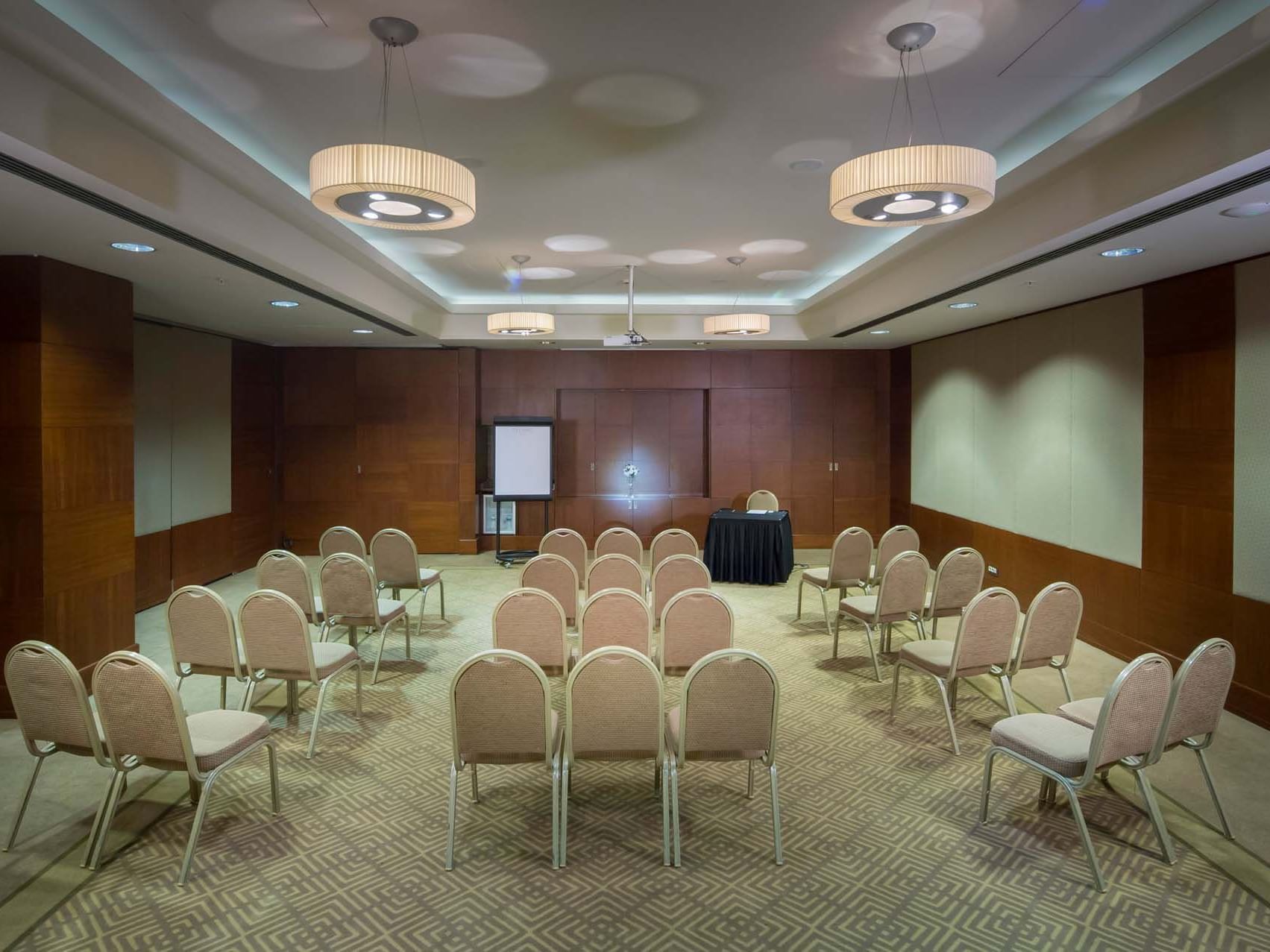 Titanic Business Kartal’daki Azor salonunda, sandalye düzeniyle sınıf tipi toplantı alanı.