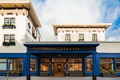 The exterior view of the hotel building with the entrance at Hotel Atwater Catalina