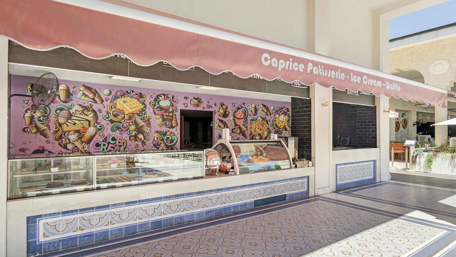 n der Caprice Patisserie im Titanic Mardan Palace erwartet Naschkatzen ein wahres Fest für die Sinne – mit kunstvoll präsentierten, eleganten Desserts an der Theke.