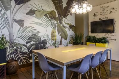 Meeting room with desk & chairs at Diez Hotel Categoría