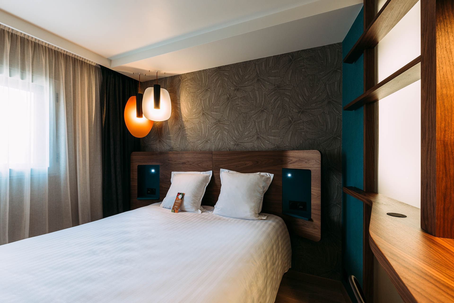 Lit king-size et lumières dans une chambre, Oceania Paris Porte de Versailles