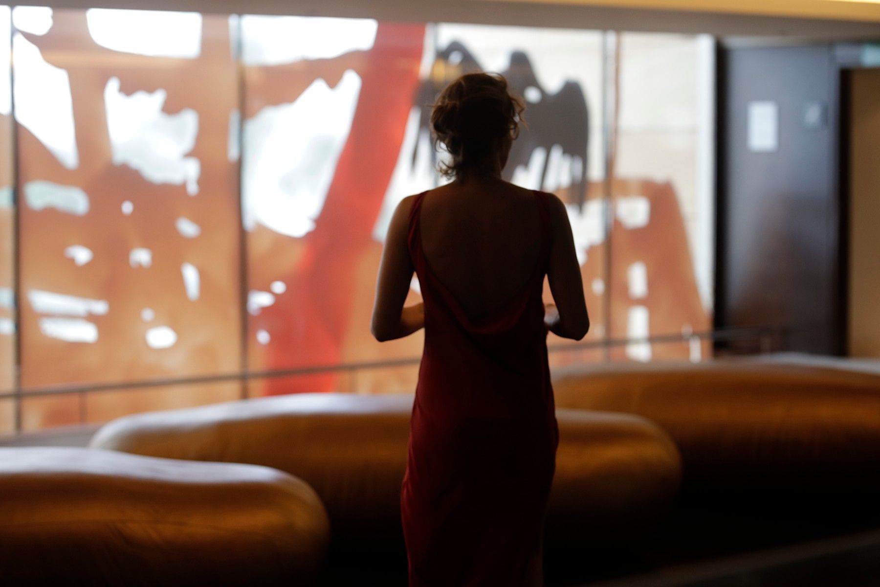 Femme en robe rouge devant une grande fenêtre au Ibiza Gran Hotel