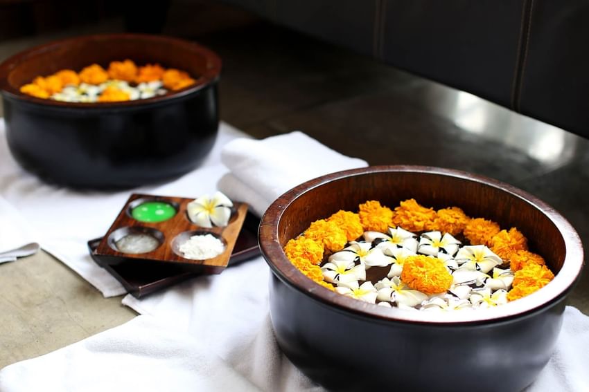 Dua mangkuk berisi bunga kamboja dan bunga oranye di Peppers Seminyak