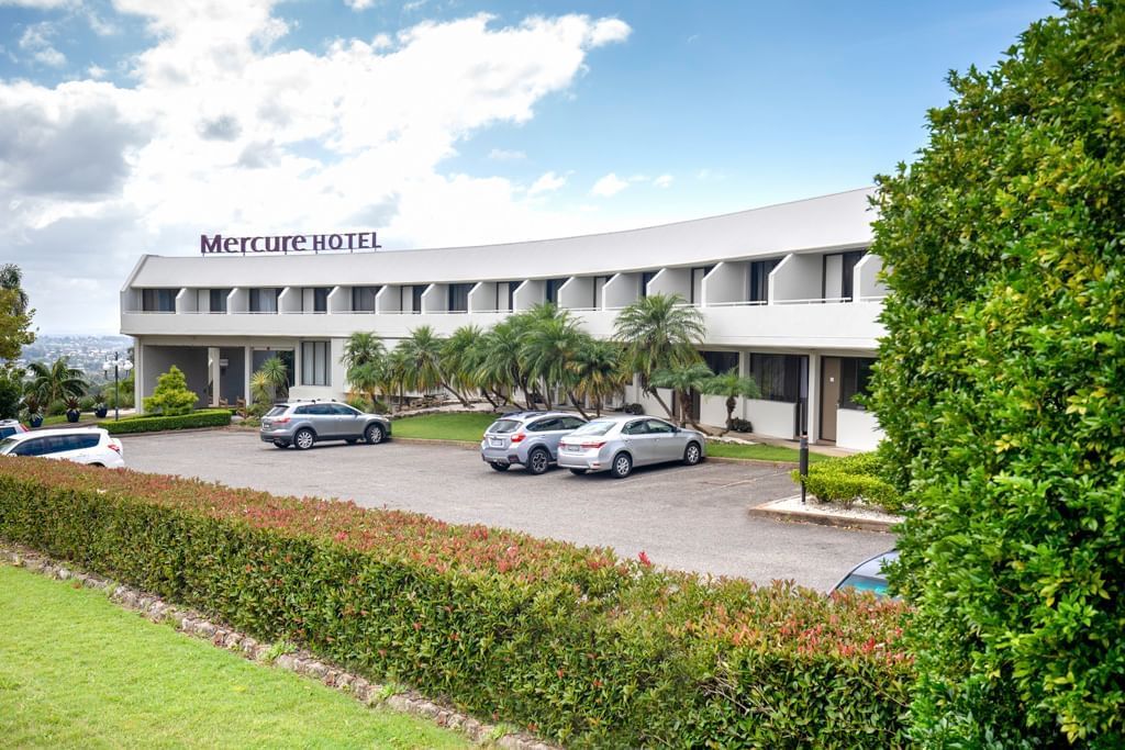 Landscape view of the entrance of Mercure Charlestown