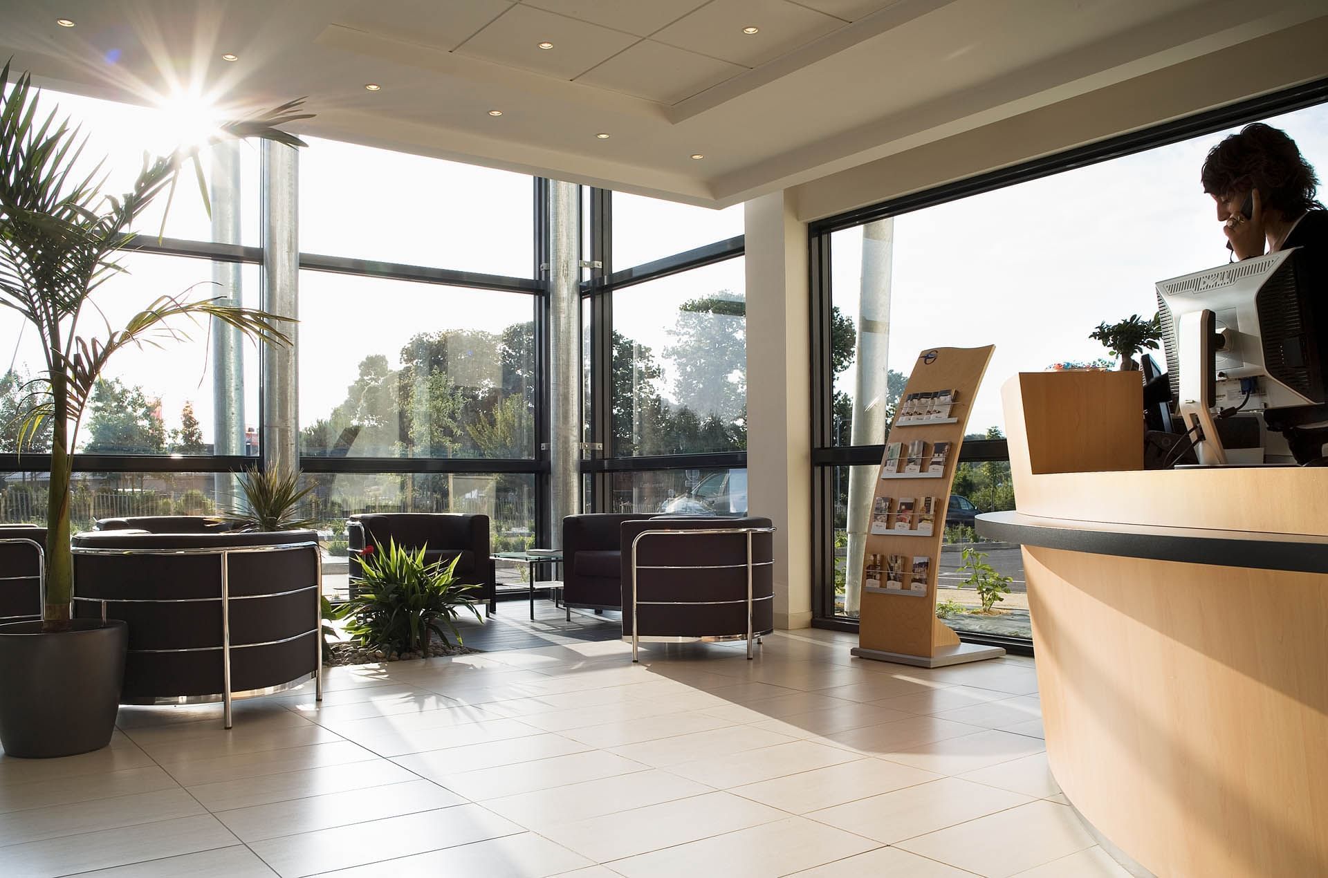 Coin salon dans le hall à l'Escale Oceania Rennes