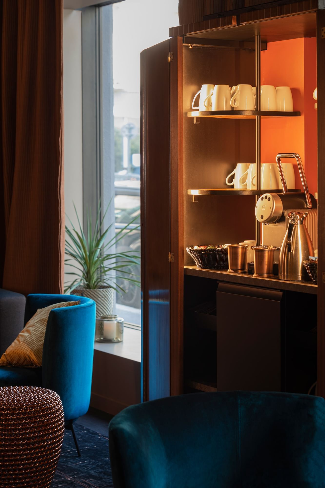 Machine à café avec tasses dans l'espace lounge à Oceania Le Conti Brest