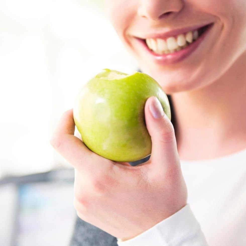 women eating an apple
