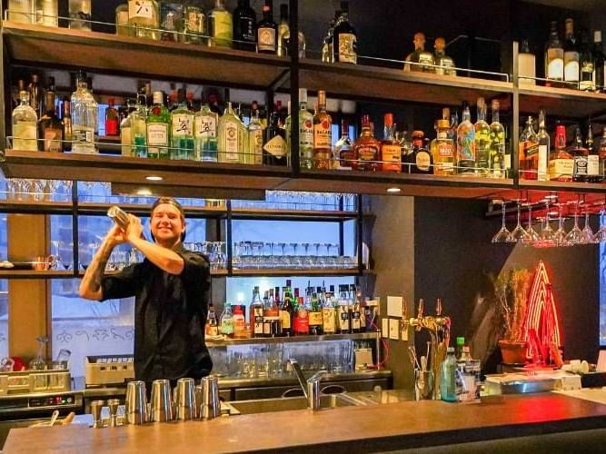 Bartender making drinks in Temporada Tapas Bar, Chatrium Hotels