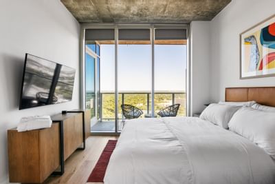 King bed in Modern Sunrise Lux  with a balcony at Austin Condo