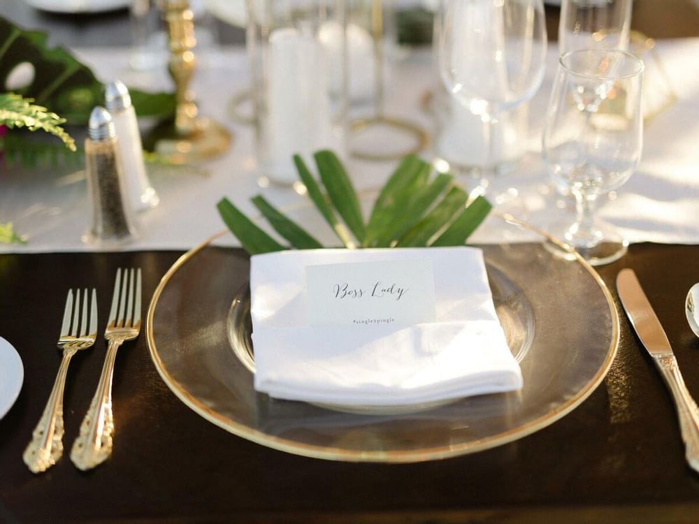 Utensilios de mesa en una mesa de bodas en Grand Fiesta Americana