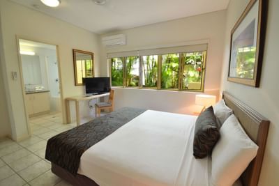 King bed in 1 Bedroom Superior Apartment at Silkari Reflections