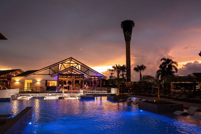 Open dining area with the outdoor swimming pool at Novotel Darwin Airport