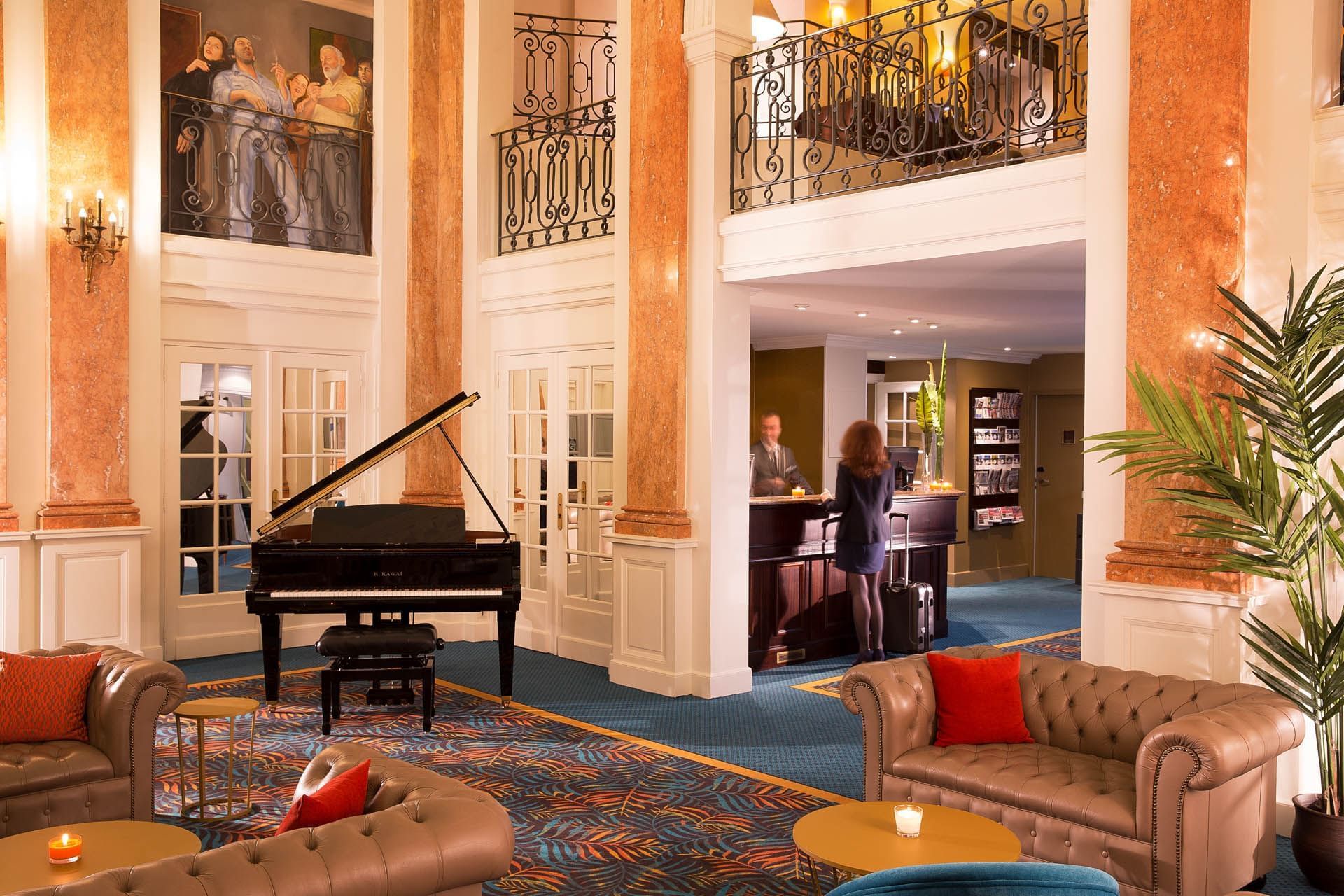 Piano à queue dans le hall à l'Oceania L'Univers Tours