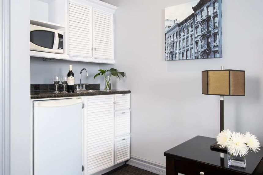 Kitchen pantry, wine bottle & glasses in King Superior Manhattan at Retro Suites Hotel