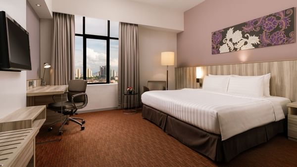 Superior King Room with city view and modern furnishings