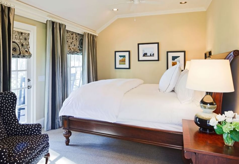 Carriage House cottage with Wooden frame large bed in Inn at Willow Grove, hotels in Virginia