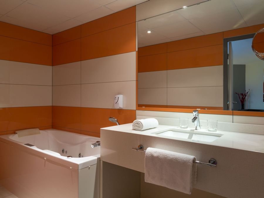 Bathroom bathtub & vanity area in a room at Actuel Hotel