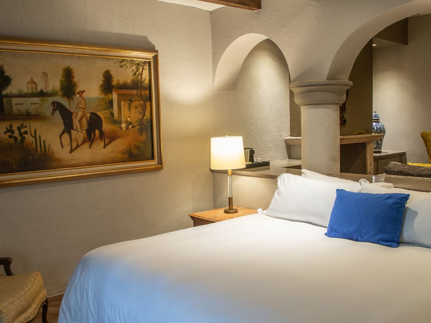 Master Suite King con cama king, arcos coloniales y decoración elegante en Quinta Real Guadalajara