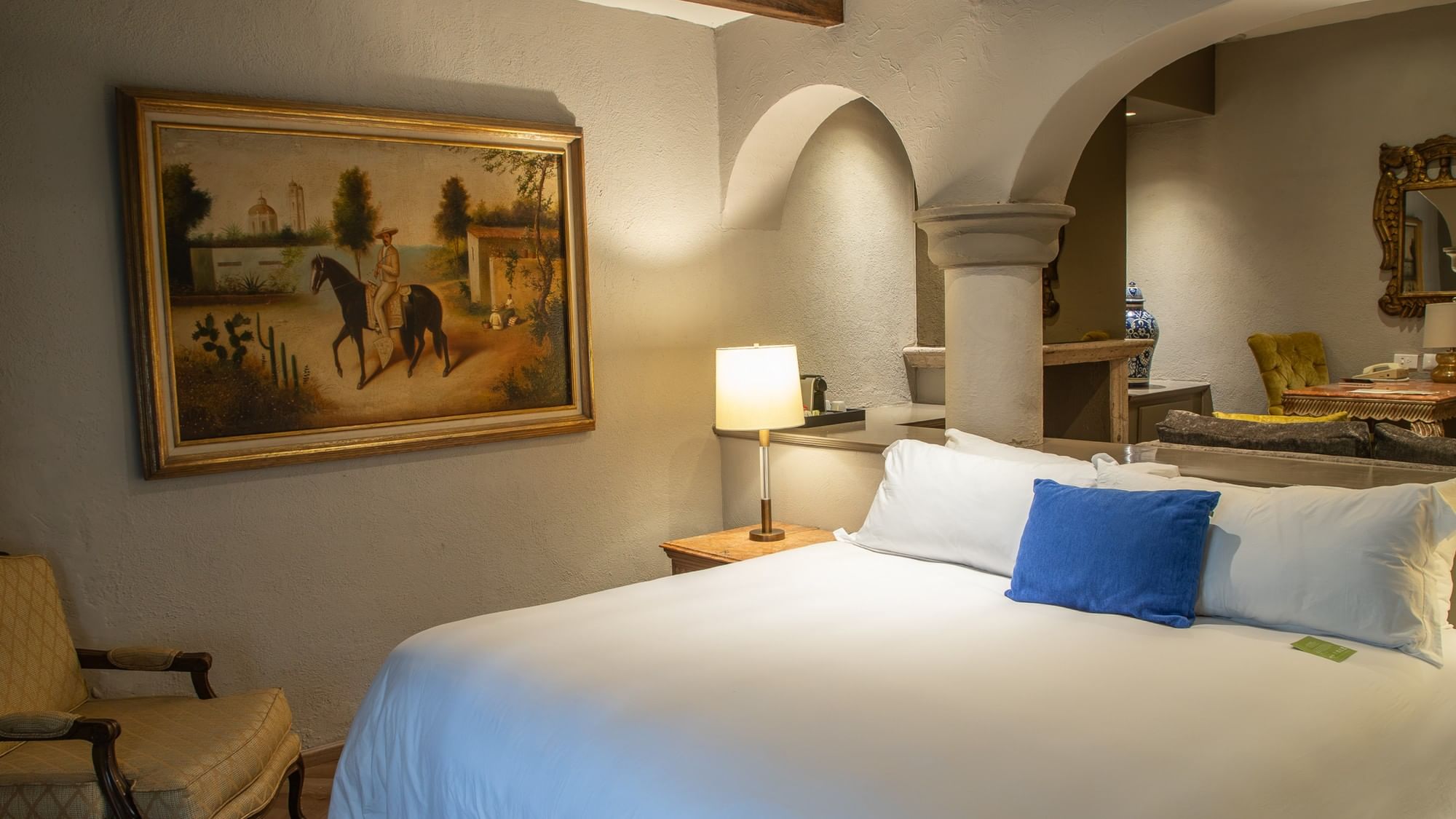 Master Suite King con cama king, arcos coloniales y decoración elegante en Quinta Real Guadalajara