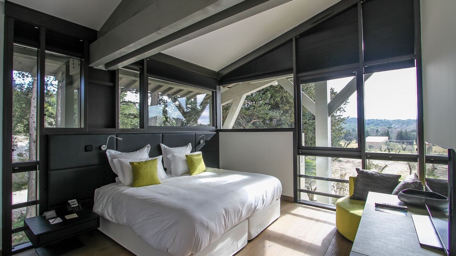 Bed in Prestige Villa with natural light, Domaine de Manville